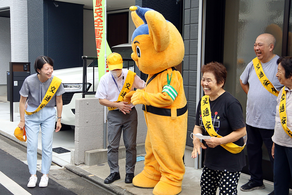 森澤区長が激励中の写真