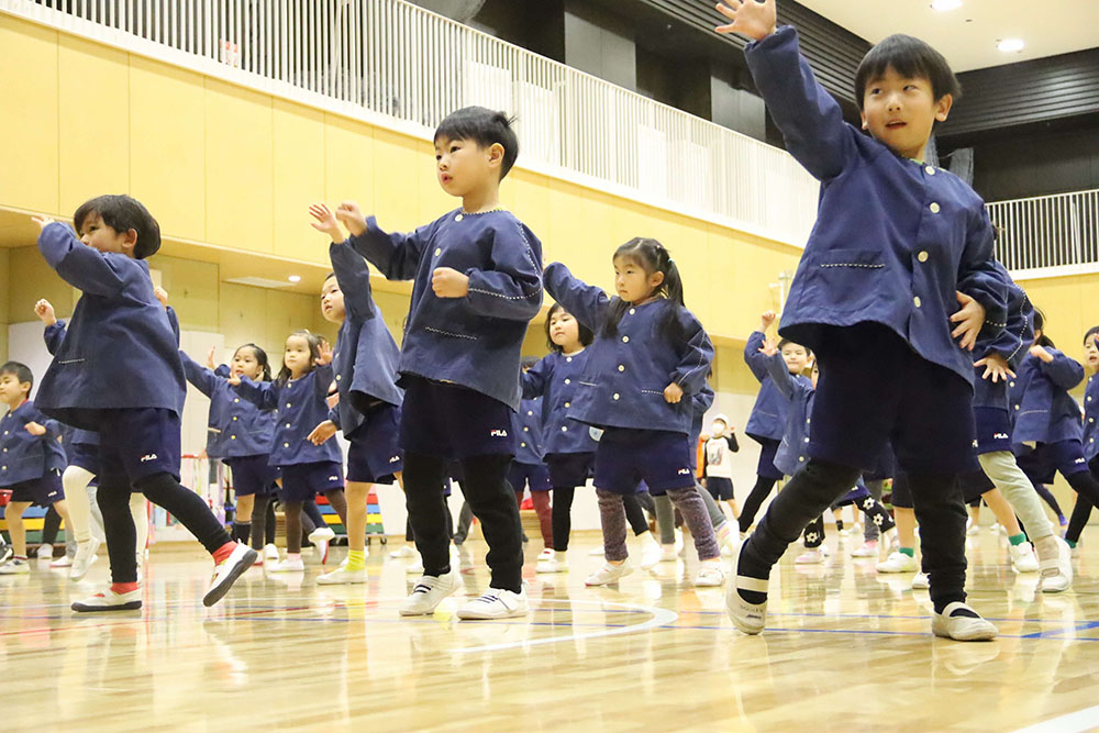 エアロビックで決めポーズをする子どもたち