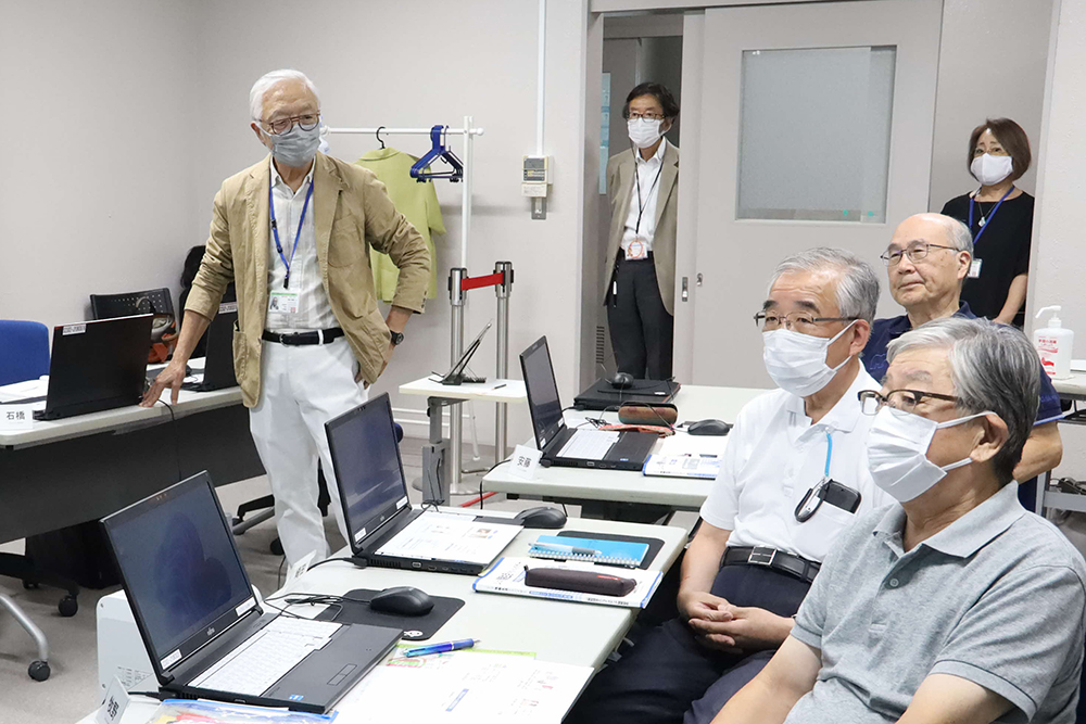 養成講座の講師と参加者