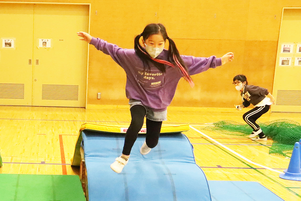 障害物を飛び越える子ども