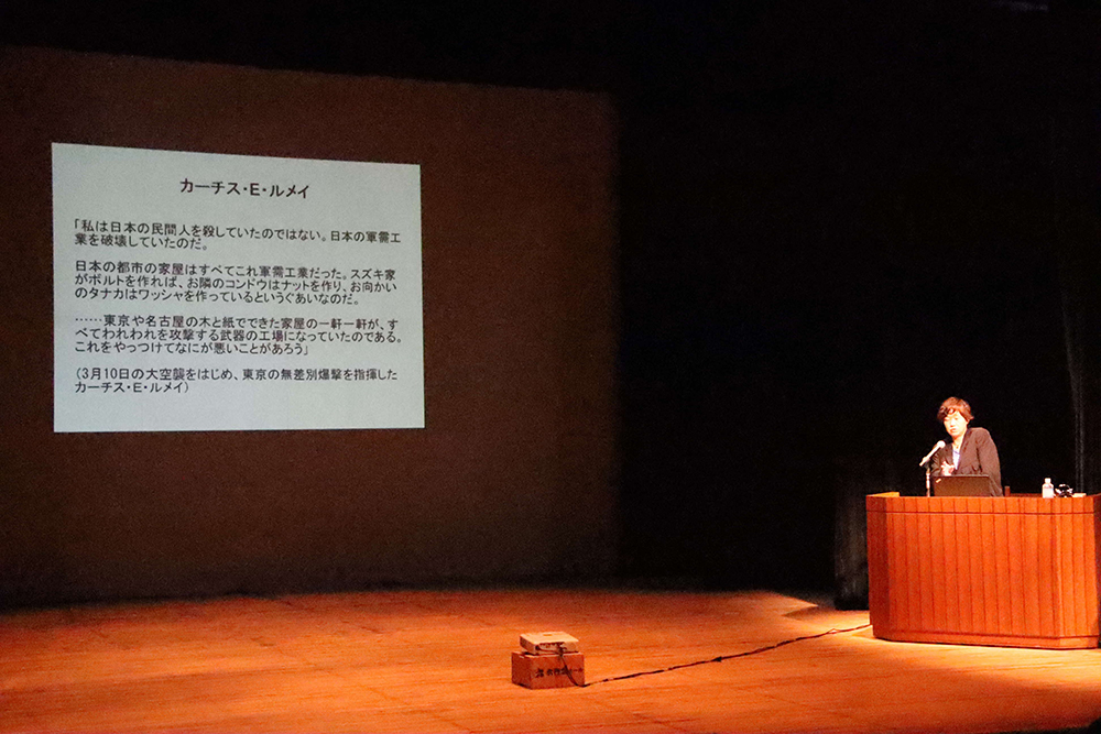星野 博美さんが講演している様子の写真