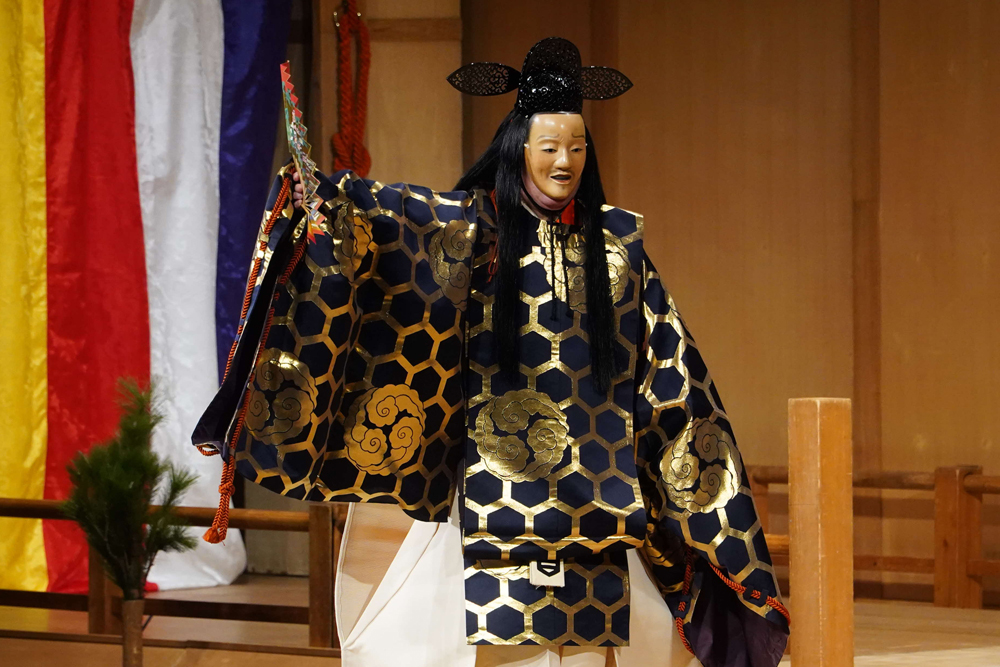 お面をつけてまっている人の写真