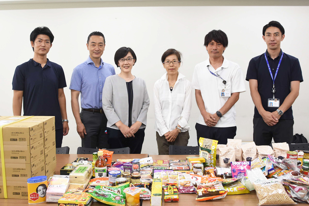 食料品を受けてっといる様子