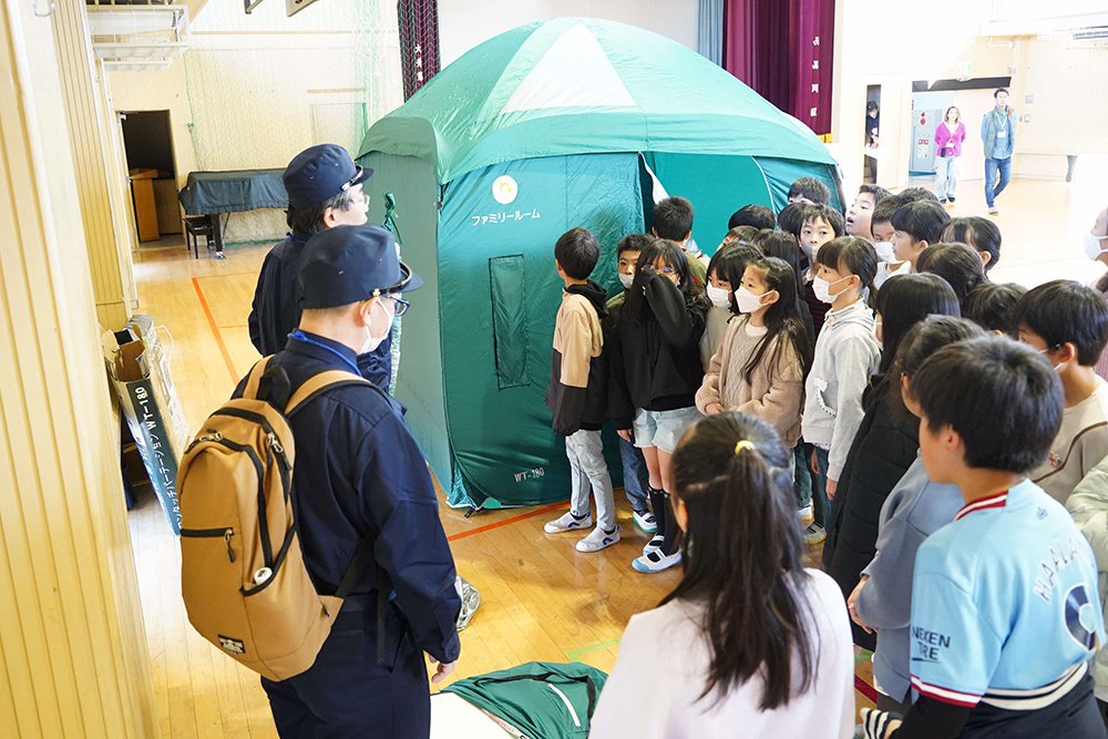 避難所用テントを見学する子どもたちの画像