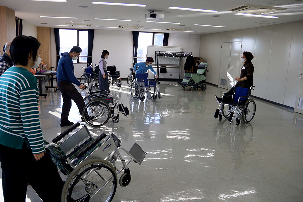 車いすの操作方法を学んでいる画像