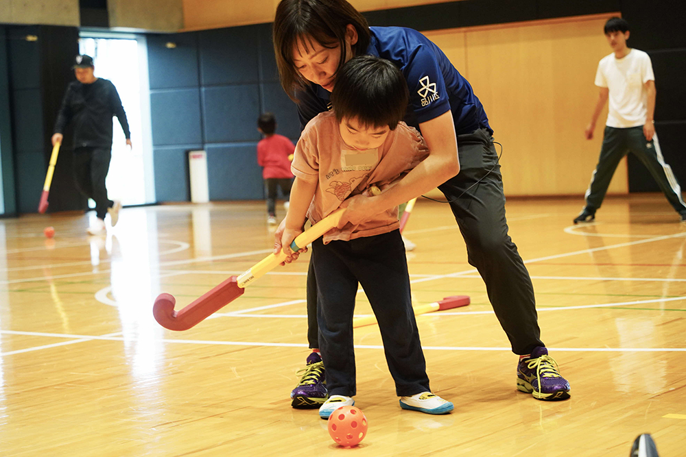 子どもに教えている藤尾さんの画像