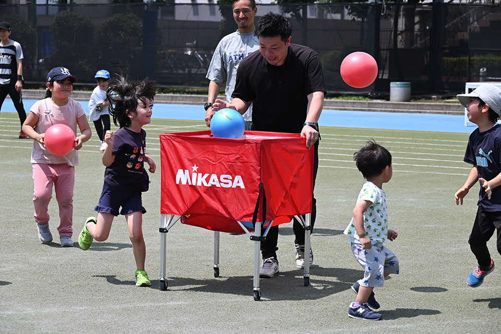 ボールで遊ぶ子どもたち