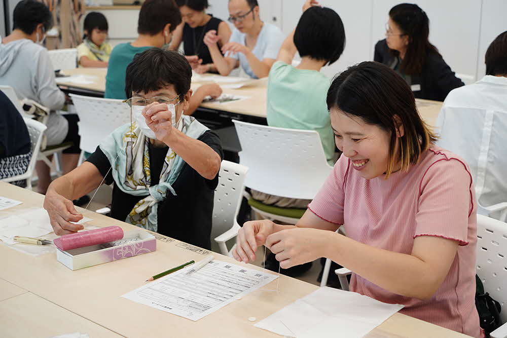 笑顔で作業する参加者の画像