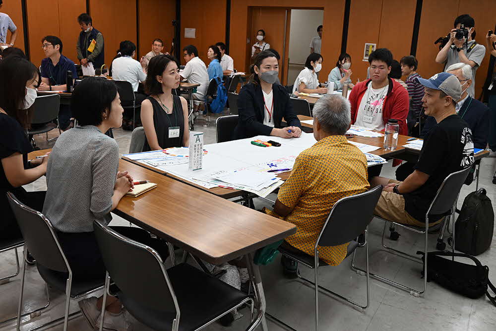 区長と区民が意見交換をしている画像