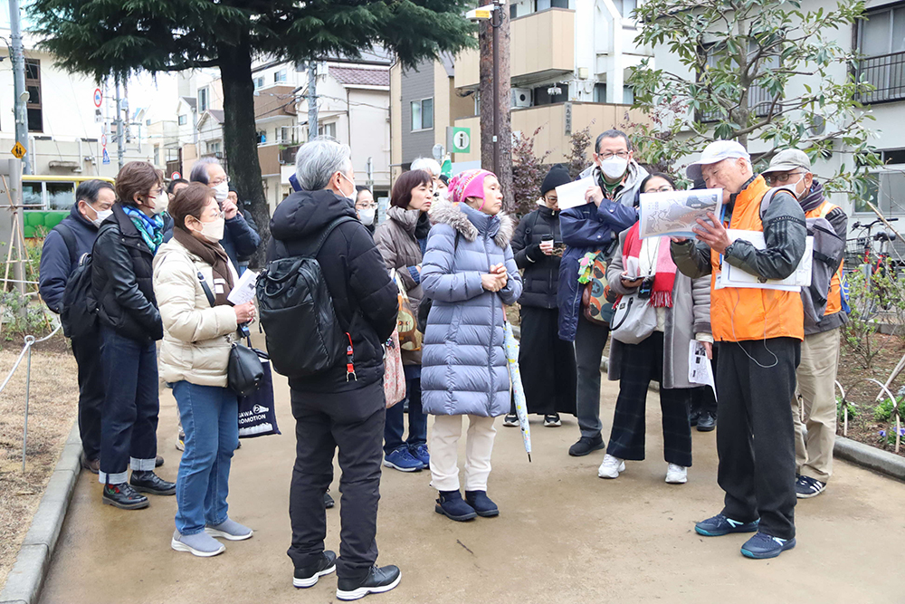 品川用水について話すガイドと話を聞く参加者の画像