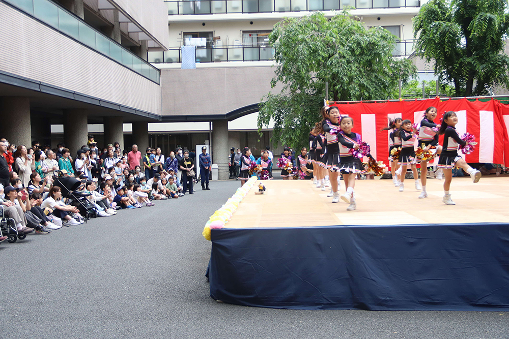 ステージでのパフォーマンスと会場広めの画像
