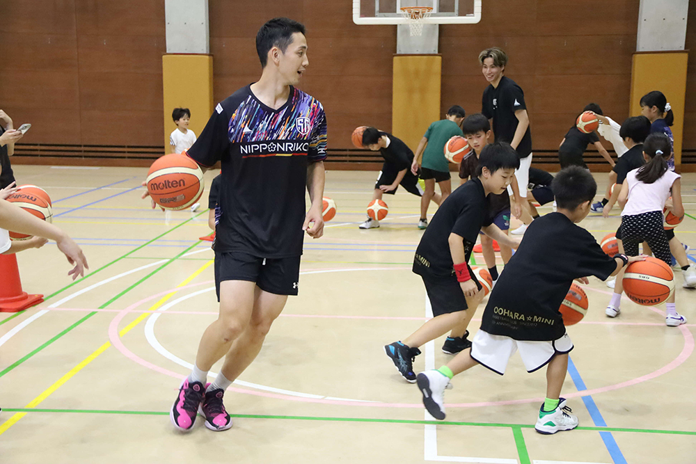 バスケの選手と子どもたちの画像