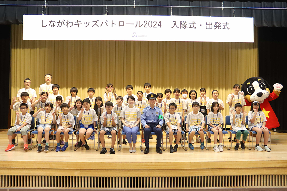 キッズパトロール隊全員で写真撮影する画像