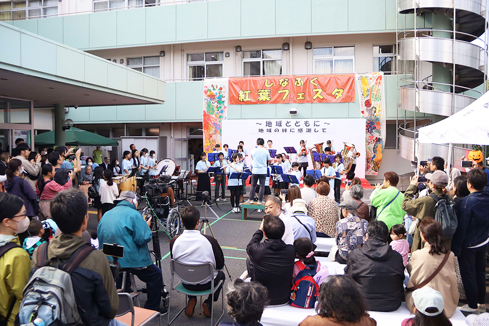 しなふく紅葉フェスタのにぎわう会場の画像