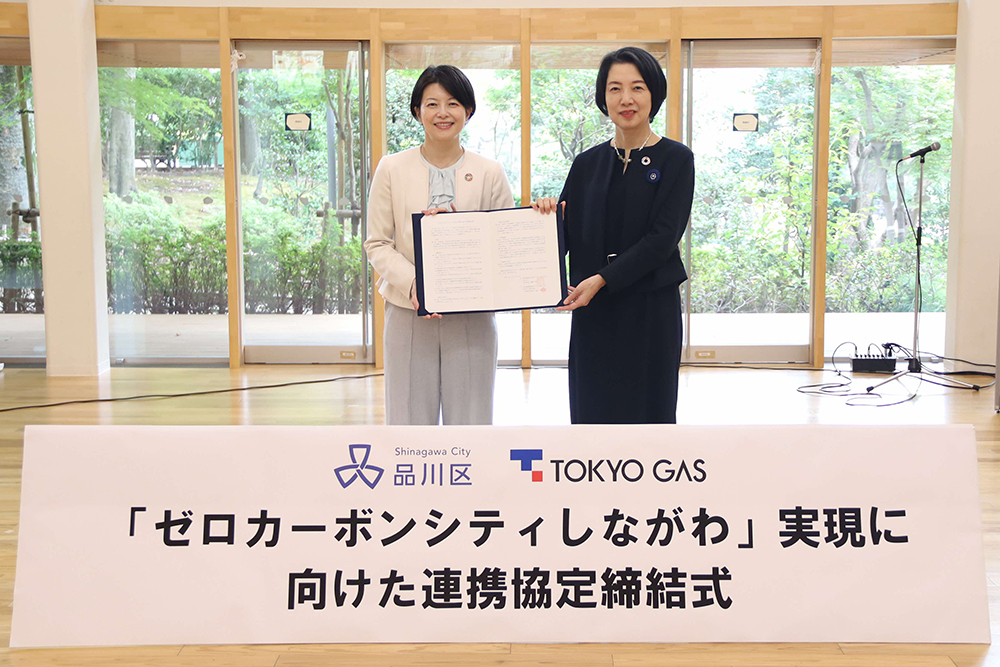 森澤区長と東京ガス担当者で記念撮影する画像