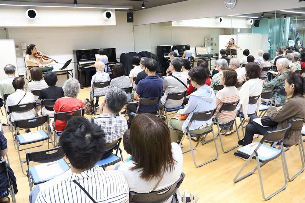 ミニコンサート会場広めの画像