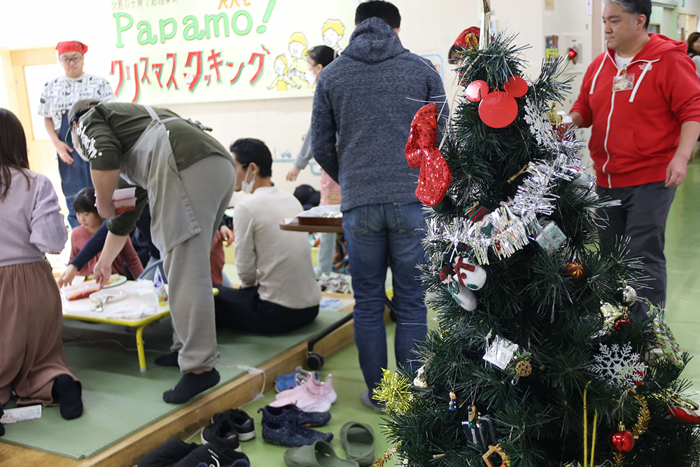 クリスマスツリーと参加者の画像