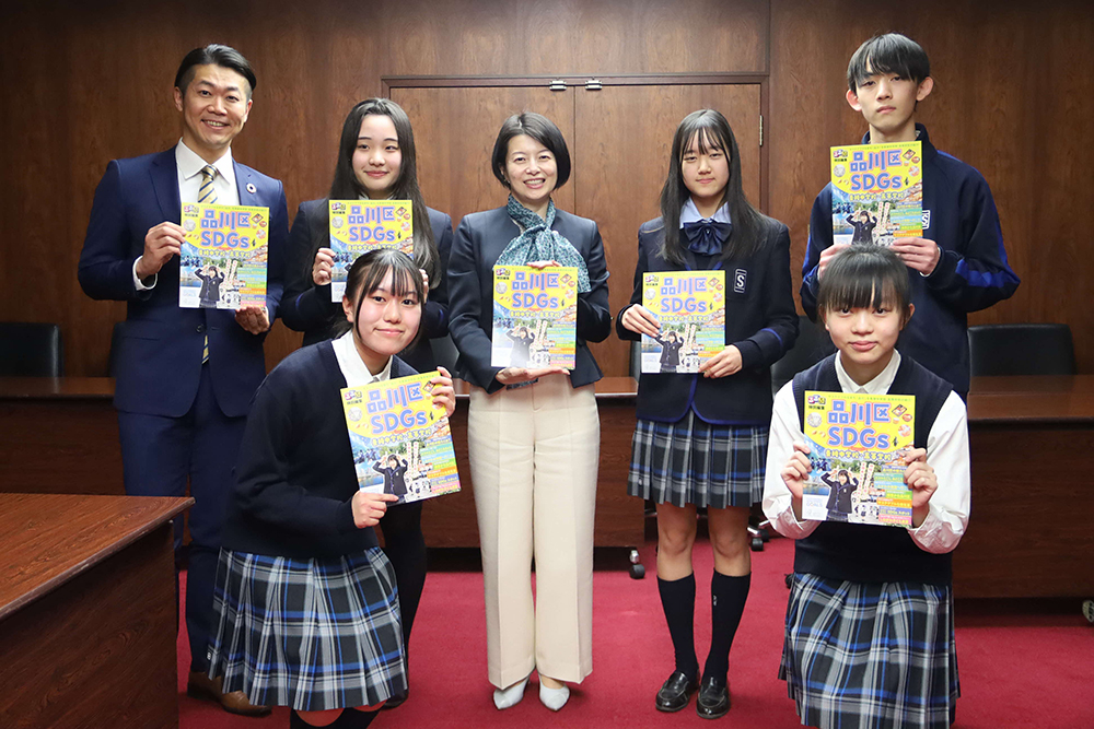 森澤区長と青稜中学・高校SDGs部が記念撮影をする画像
