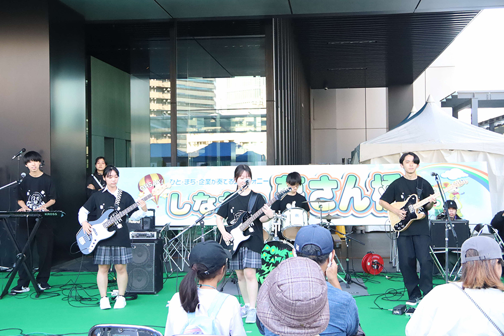 夢さん橋メインステージでバンドが演奏する画像