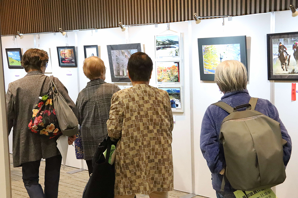区民作品展と見学する人たちの画像