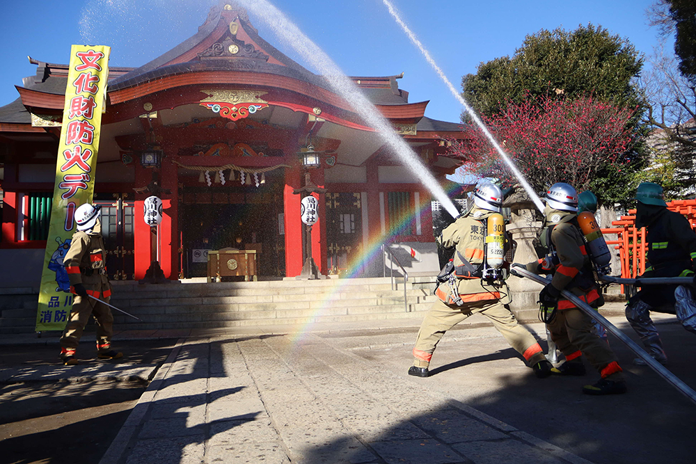 品川神社本殿に向かって放水する画像