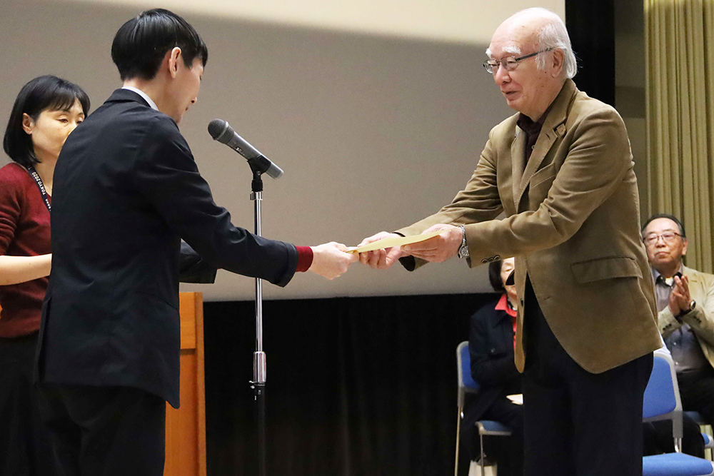 小菊作品展で区長賞に選ばれた方を表彰する画像