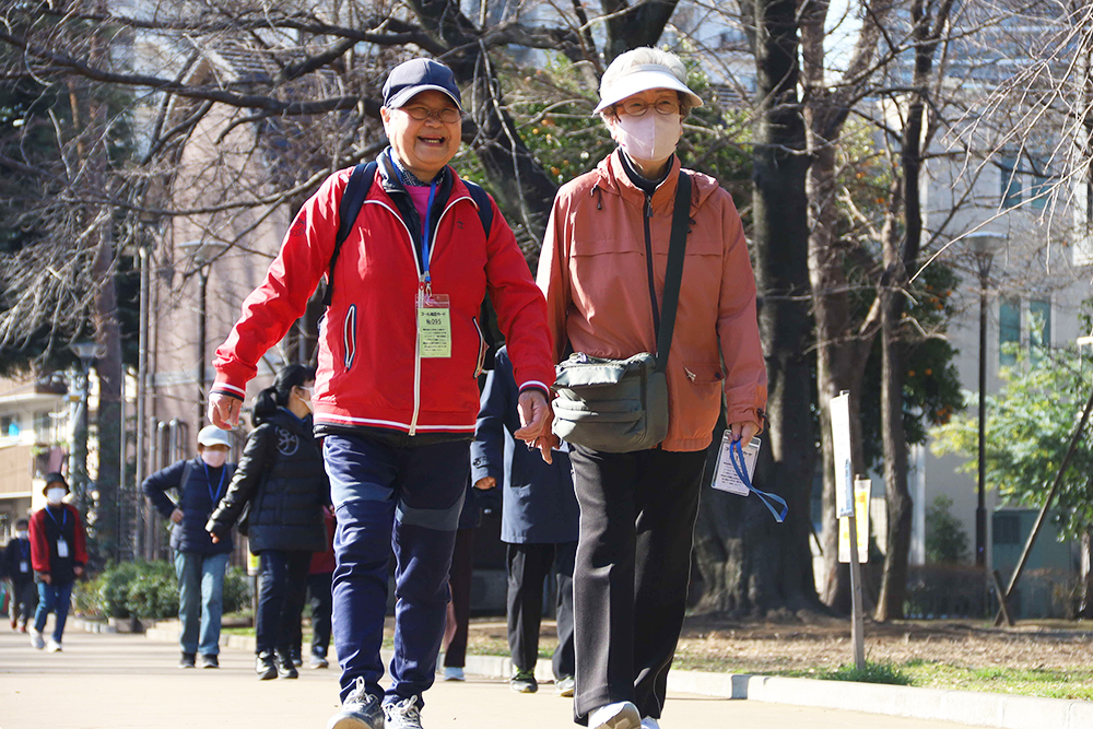 笑顔でウオーキングする参加者の画像