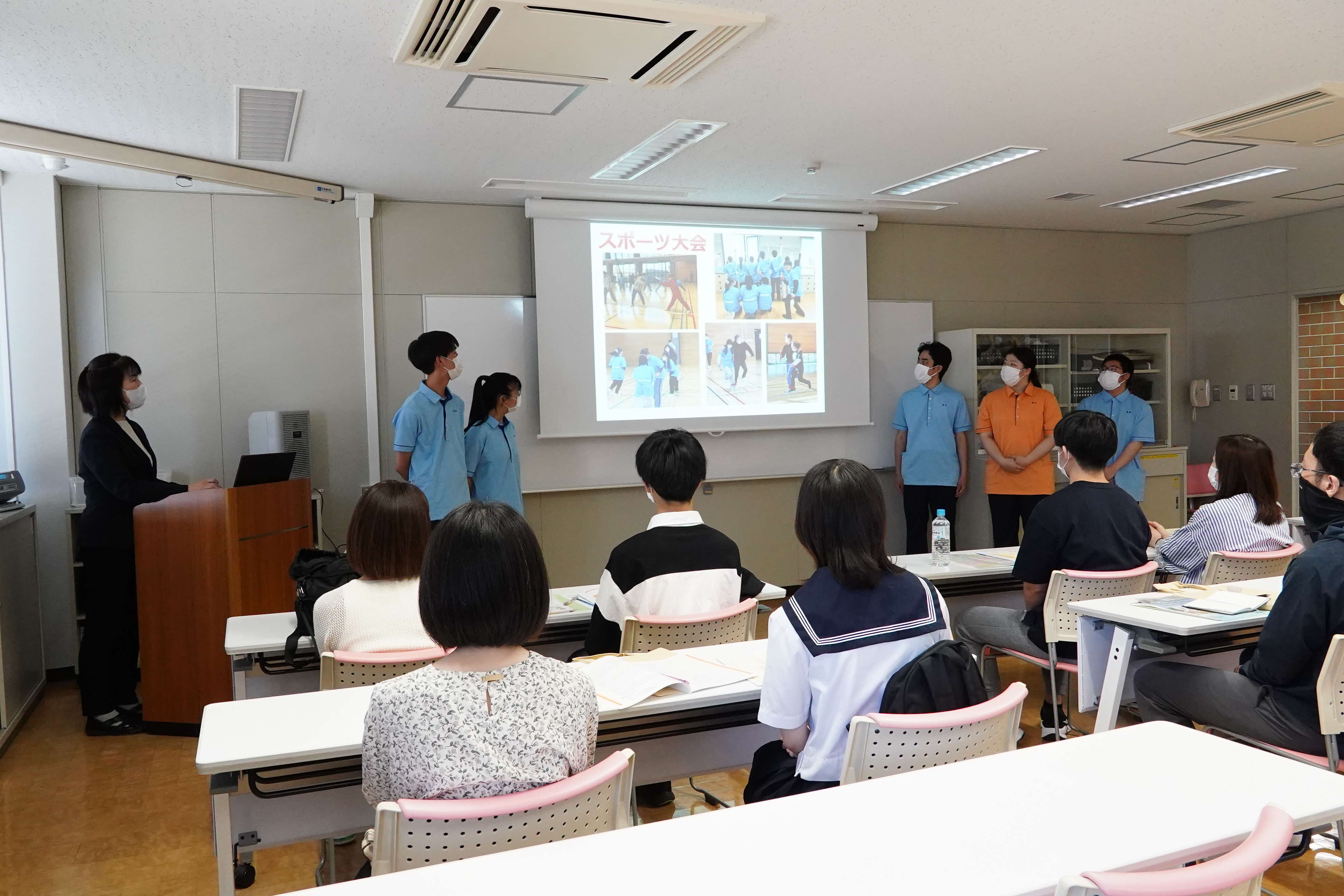 在校生が学校生活を説明する様子の画像
