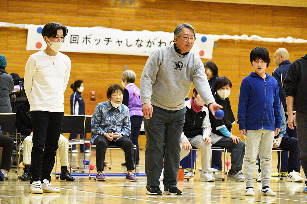 ボッチャを楽しむ参加者の画像