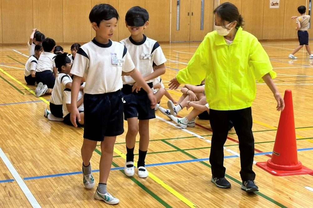 子どもが歩いている写真