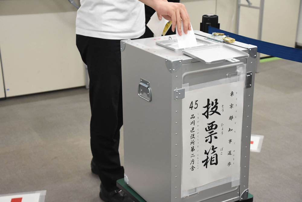 投票箱に一票を投じる