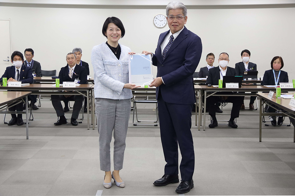 森澤区長が鈴木委員長から答申を受け取った写真