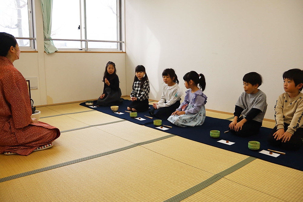 園児たちが並んで座っている写真