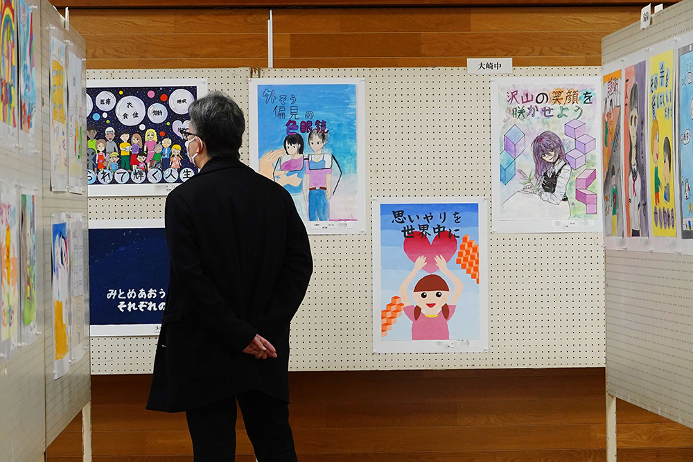 絵画の作品を見ている写真