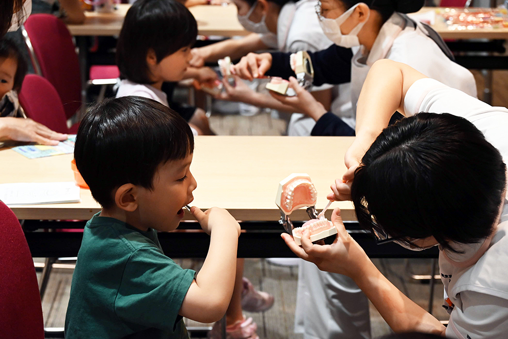 子どもが口を開けている写真