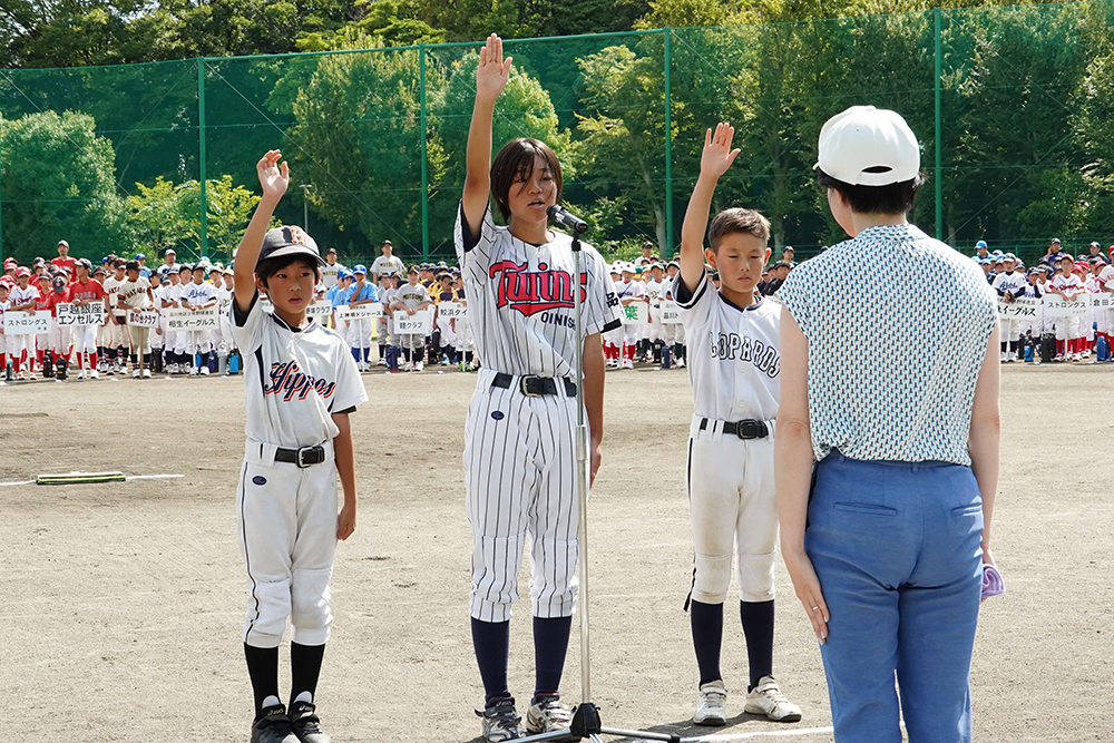開会式で森澤区長へ選手宣誓をしている写真