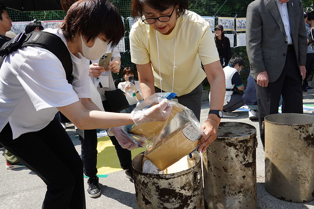 タイムカプセルを開けている写真