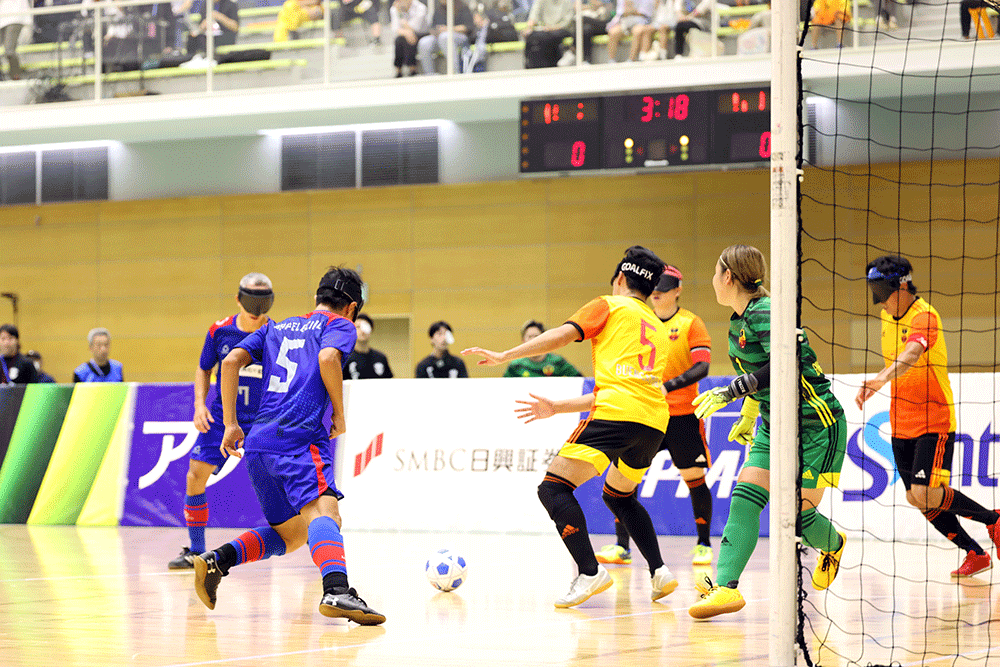 ブラインドサッカーをしている写真