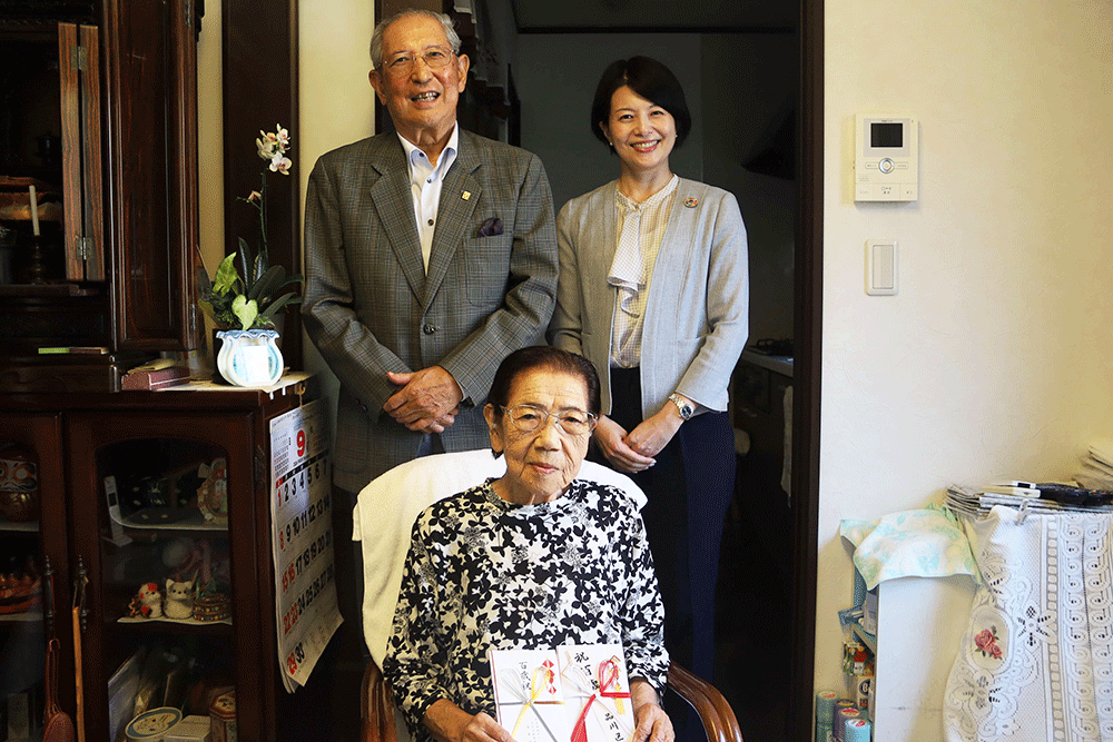 森澤区長と社会福祉協議会会長と100歳の松尾さんの写真
