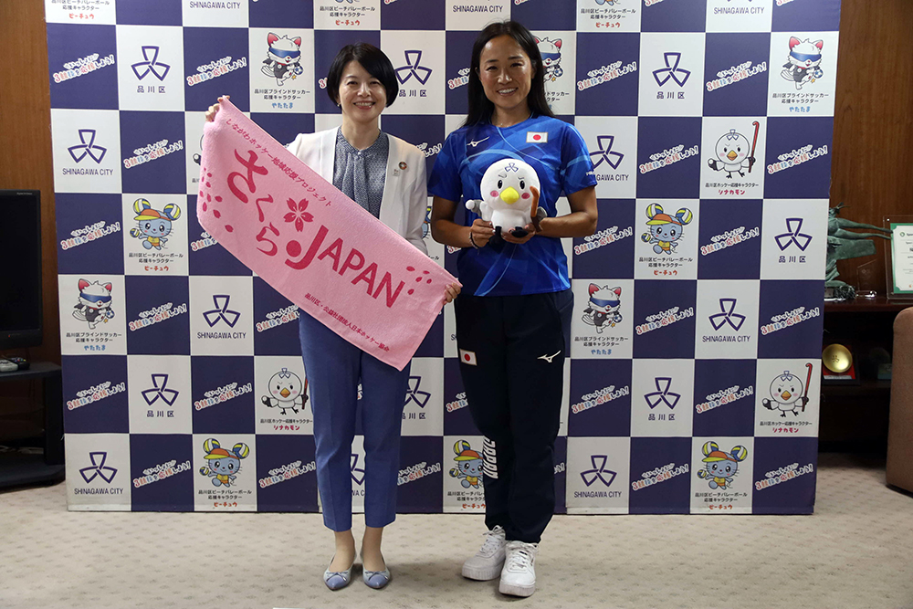 森澤区長と及川選手の写真