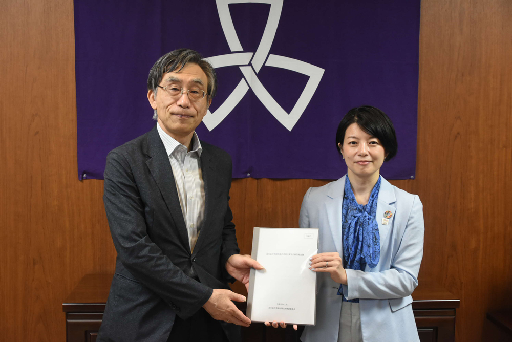 答申を渡している様子の写真