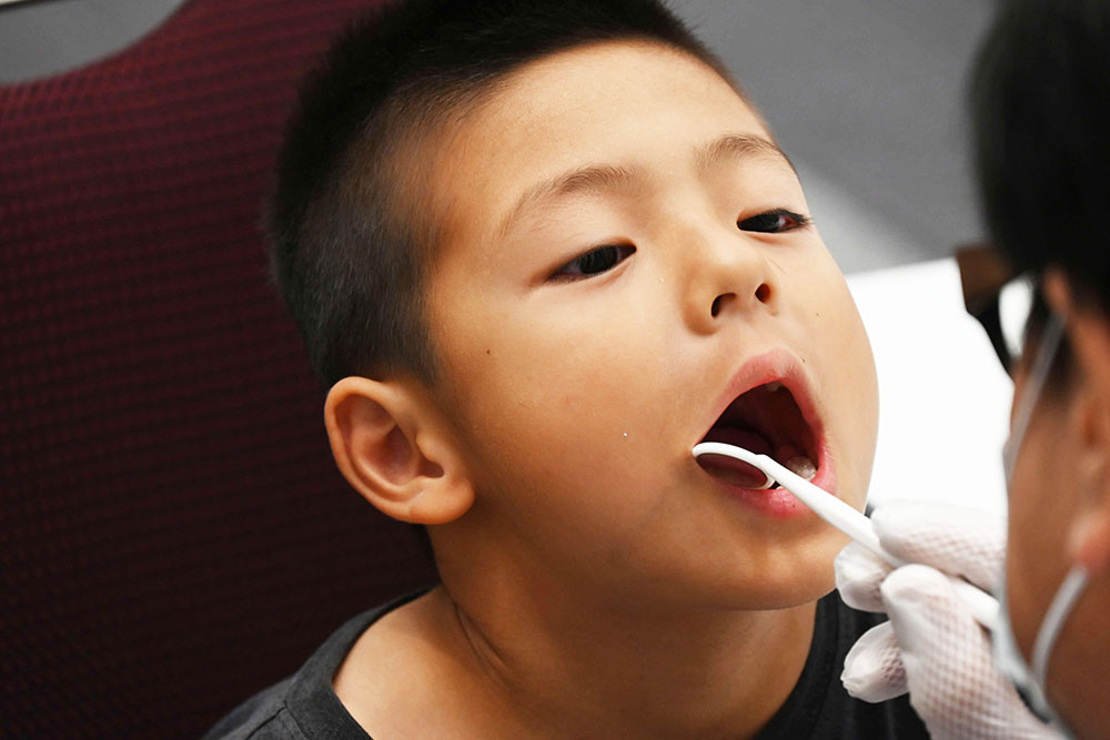 フッ化物を塗布される子どもの画像