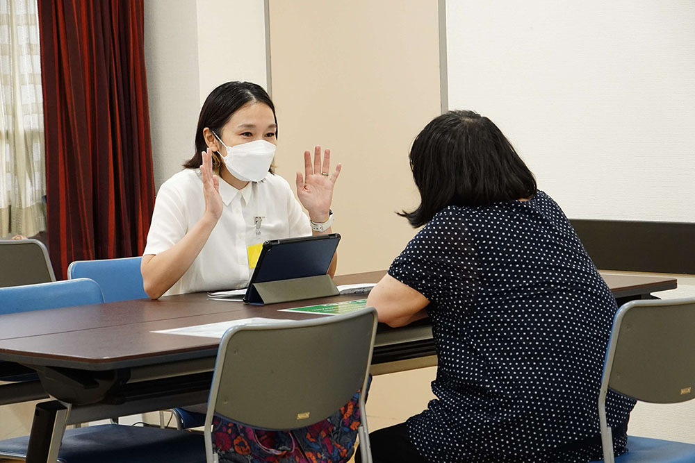 スタッフが参加者に説明する画像