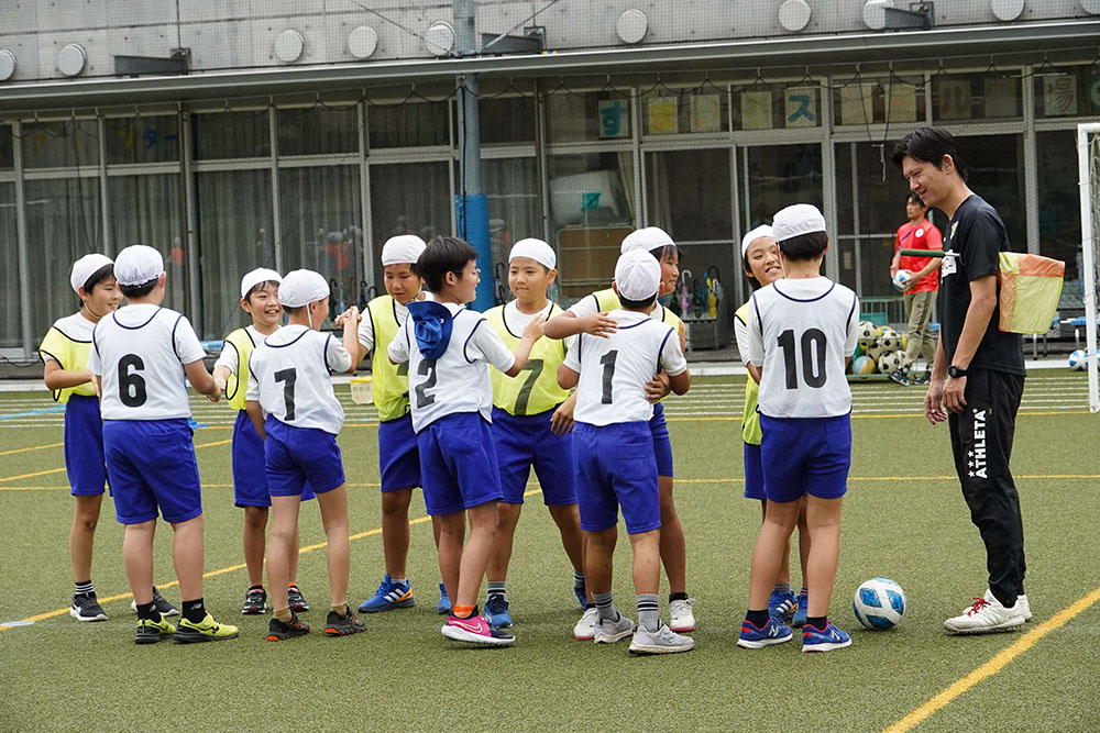 健闘を称える小学生の画像