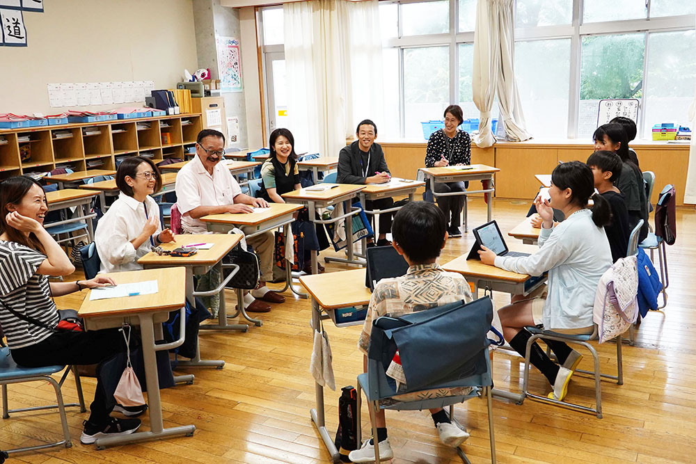 参加者全員で議論をする画像
