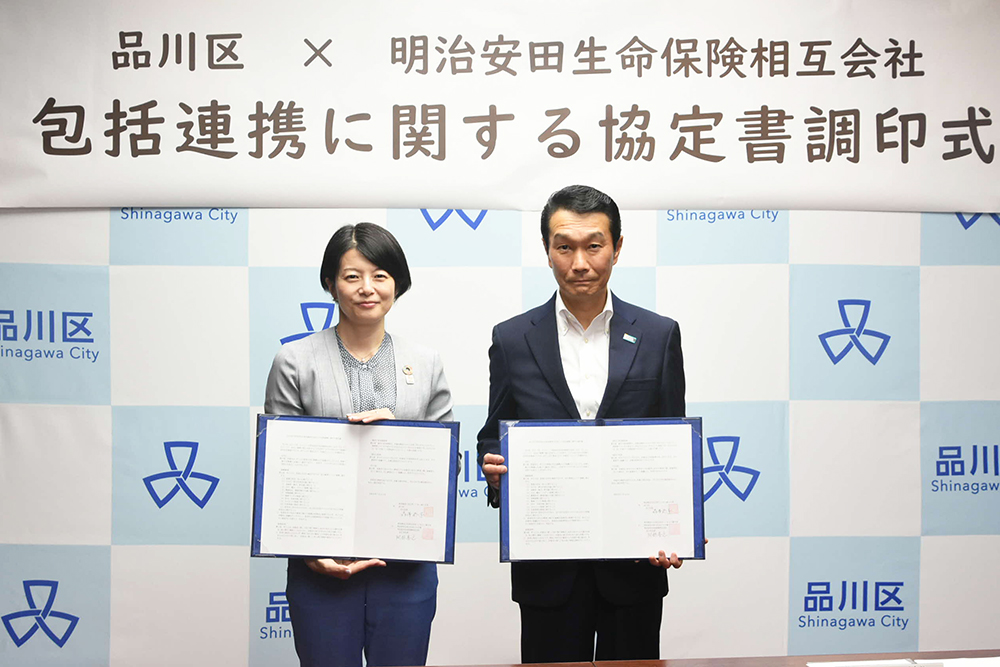 森澤区長、阿部品川支社長で記念撮影する画像