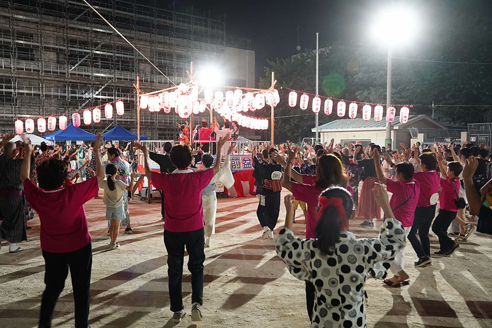 盆踊りを楽しむ画像