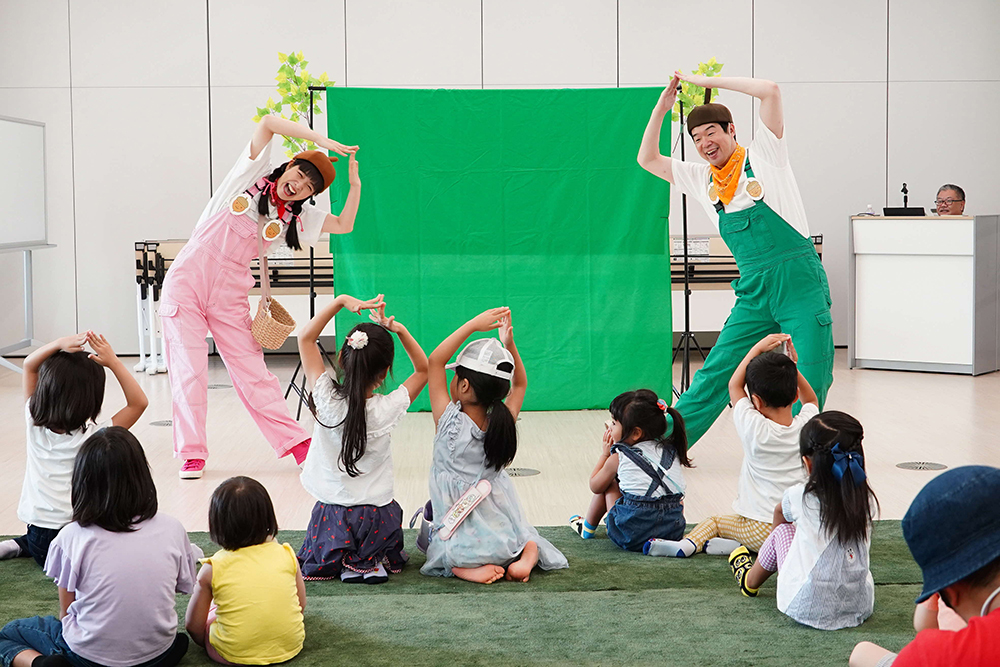 どんぐり~ずと子どもたちが一緒に歌って踊る画像
