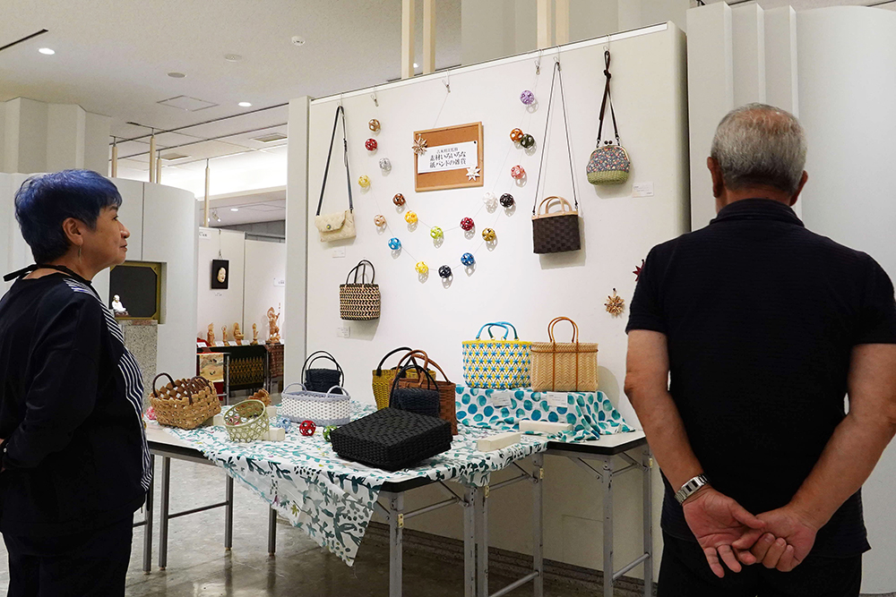 展示品を観覧する来場者の画像