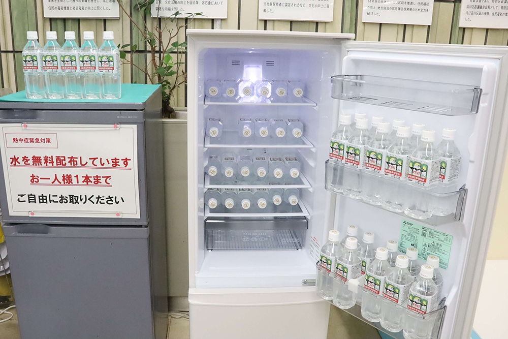 区役所に設置された熱中症対策の冷蔵庫と水